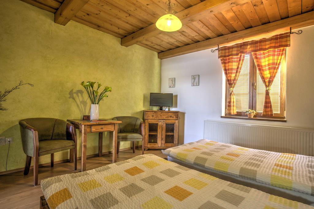 Penzion Grobsky Dvor Slovensky Grob Zimmer foto