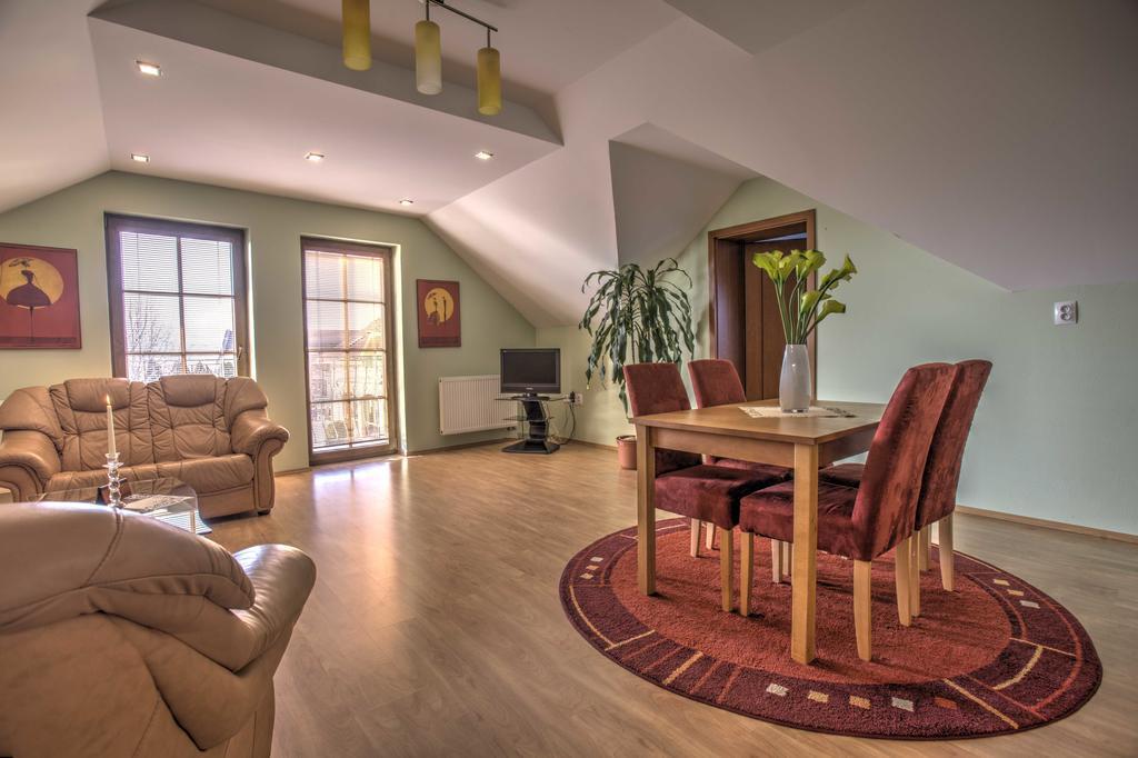 Penzion Grobsky Dvor Slovensky Grob Zimmer foto
