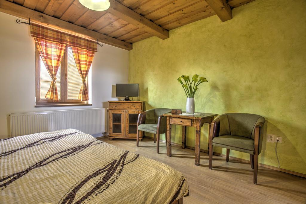 Penzion Grobsky Dvor Slovensky Grob Zimmer foto