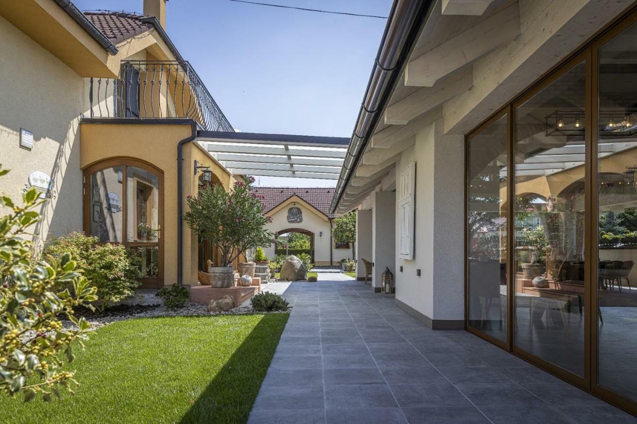 Penzion Grobsky Dvor Slovensky Grob Exterior foto